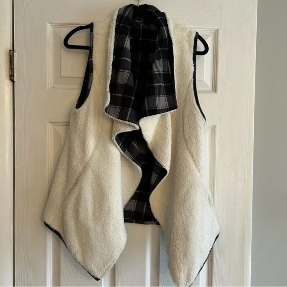Matilda Jane Reversible Vest with black gray plaid and faux fur size Large - Picture 6 of 9